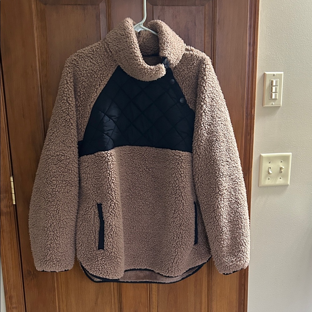 Abercrombie & Fitch Tan and Black Sherpa Jacket. Very Plush!!!